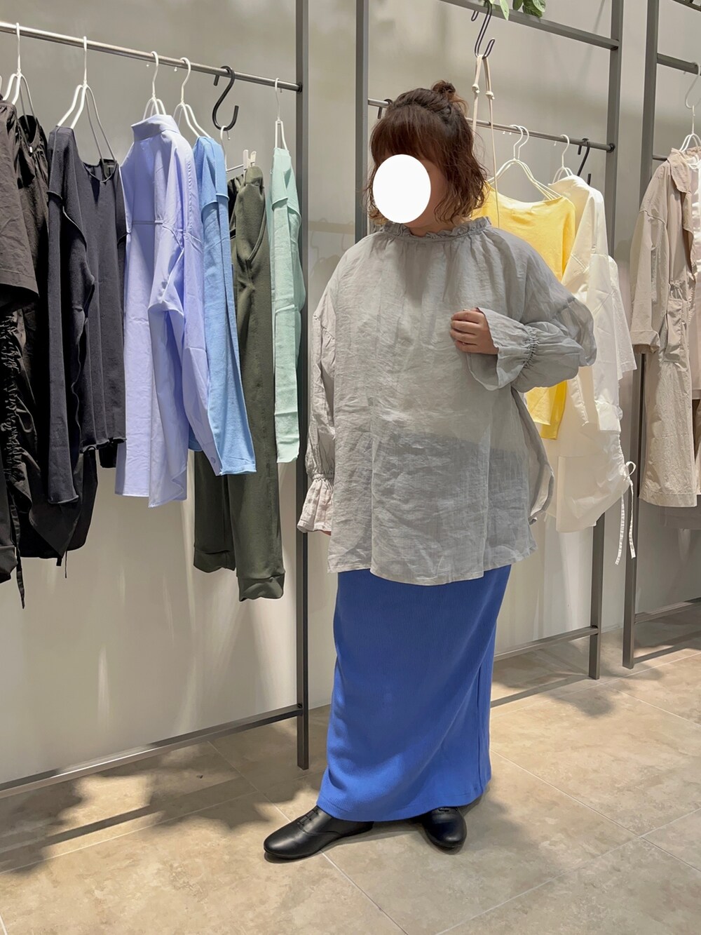 ホワイト系のTシャツ/カットソー、ブルー系のスカート、グレー系のシャツ/ブラウスを着用したレディースの春コーディネートの3枚目の写真