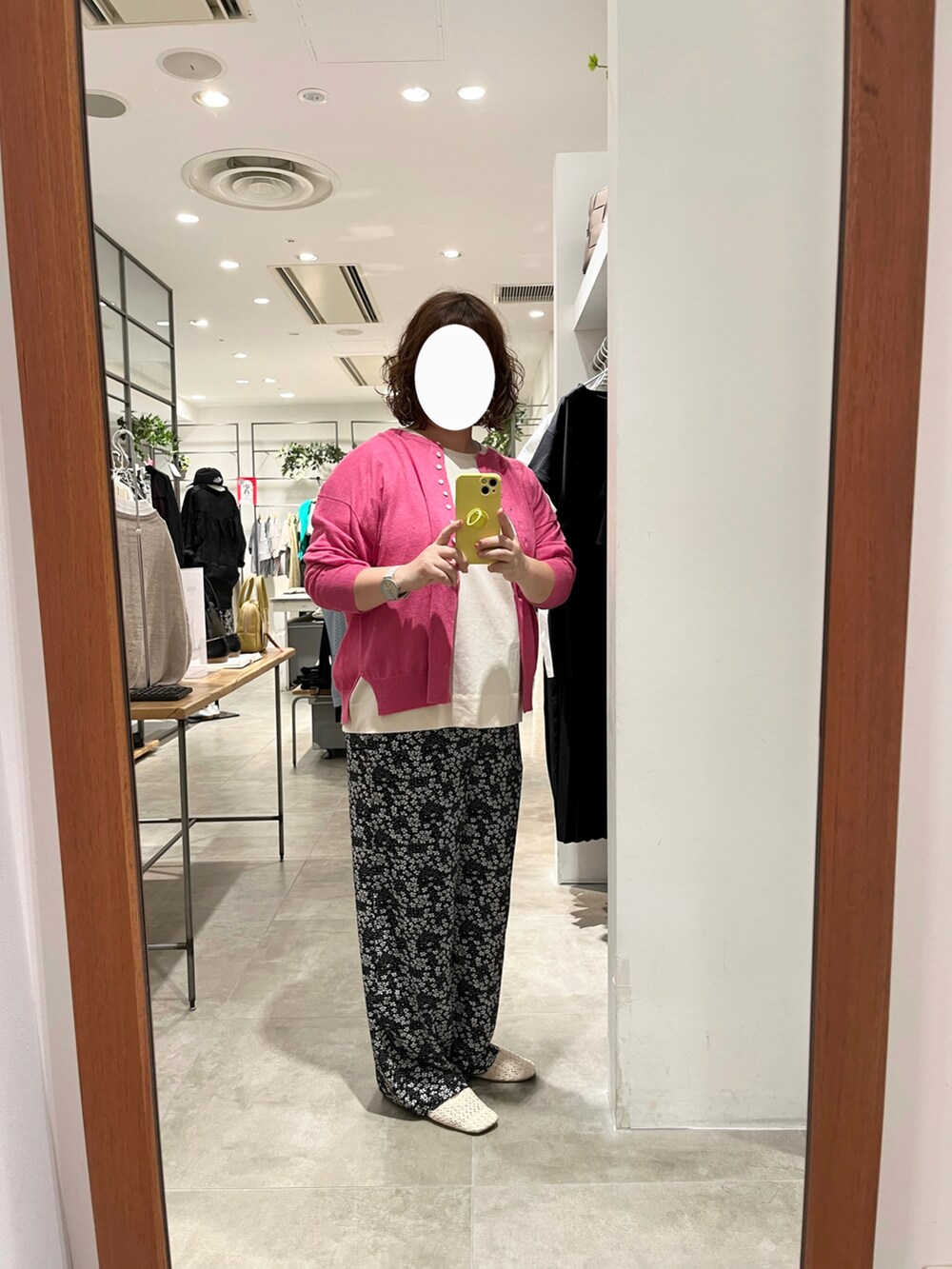 ベージュ系のTシャツ/カットソー、ピンク系のカーディガン/ボレロ、ブラック系のその他パンツを着用したレディースの夏コーディネートの2枚目の写真