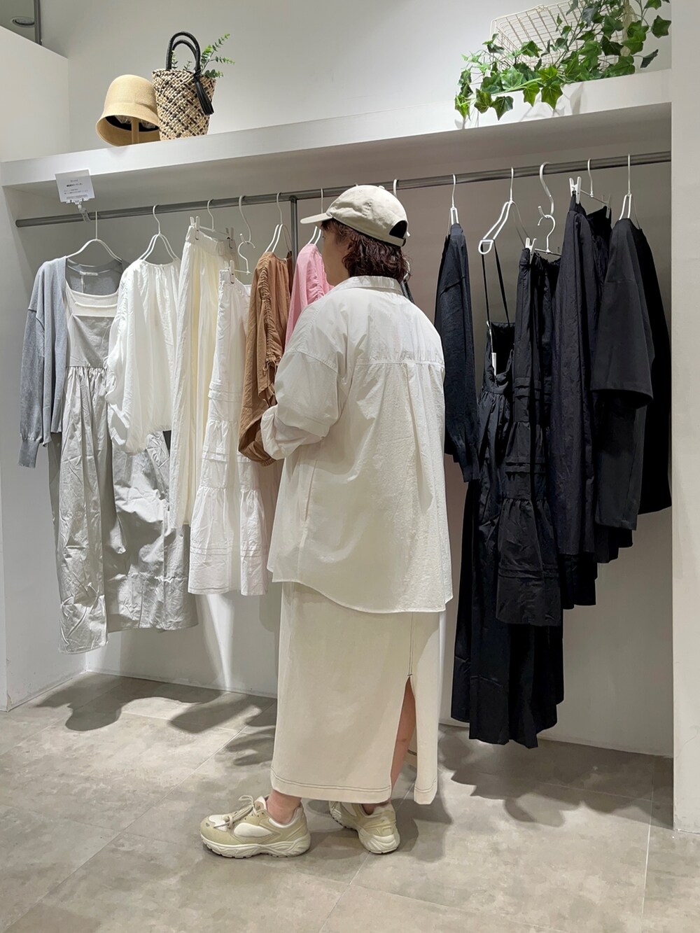 ホワイト系のシャツ/ブラウス、ベージュ系のワンピース、グリーン系のショルダーバッグを着用したレディースの春コーディネートの3枚目の写真