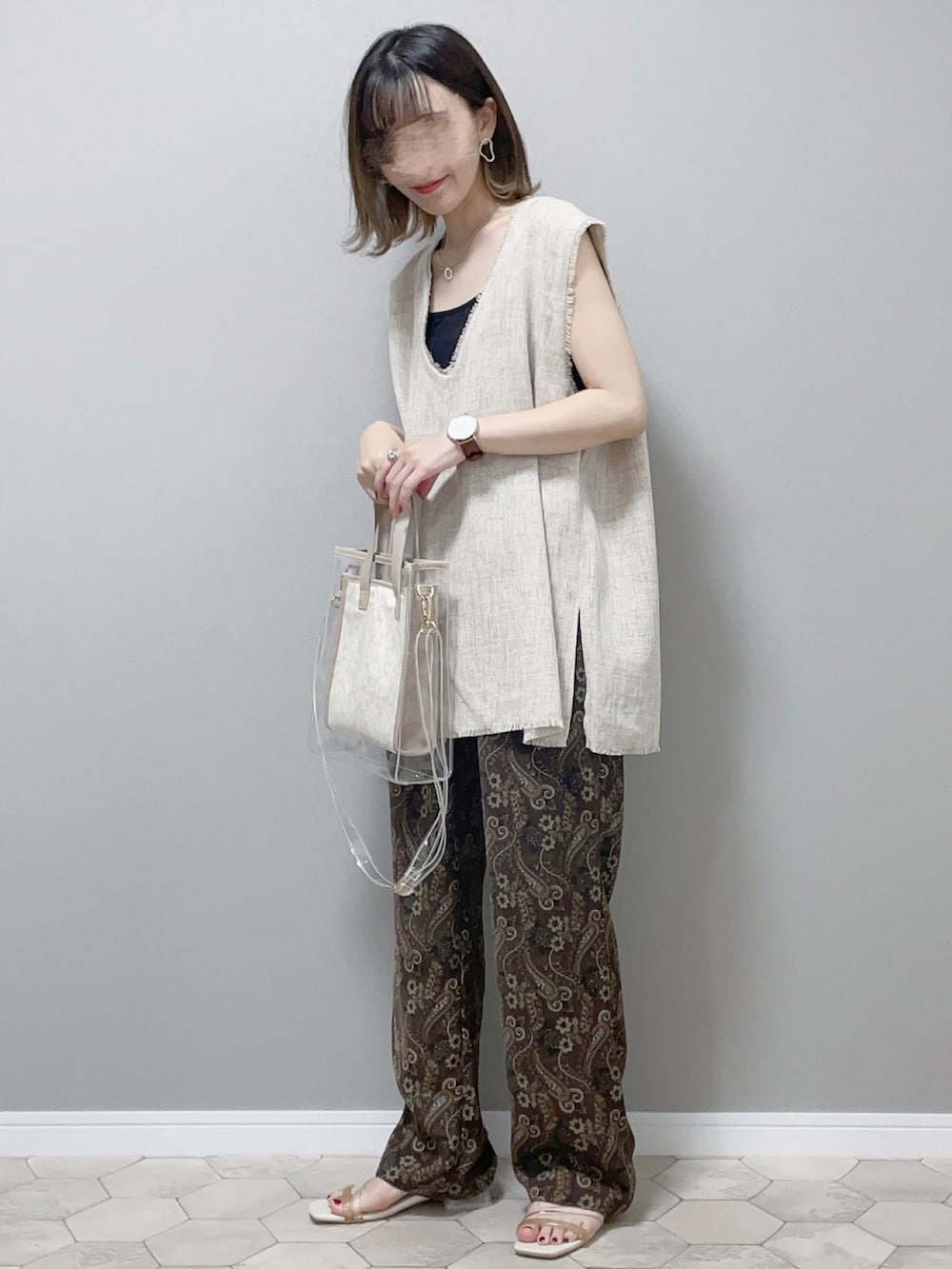 ブラウン系のその他パンツ、ホワイト系のサンダルを着用したレディースの夏コーディネートの2枚目の写真