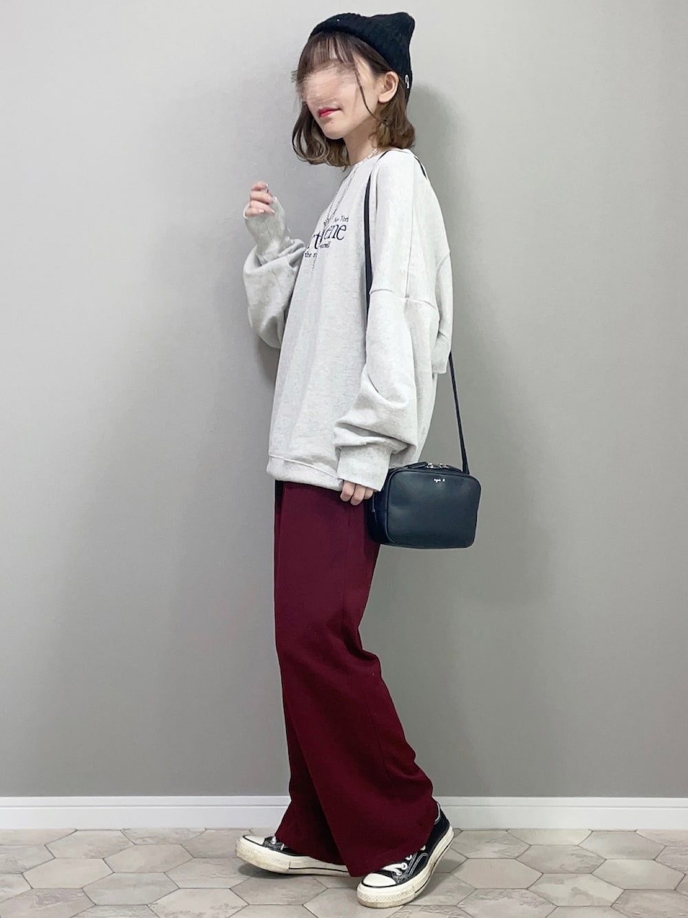 グレー系のスウェット、ブラック系のショルダーバッグを着用したレディースの秋コーディネートの2枚目の写真