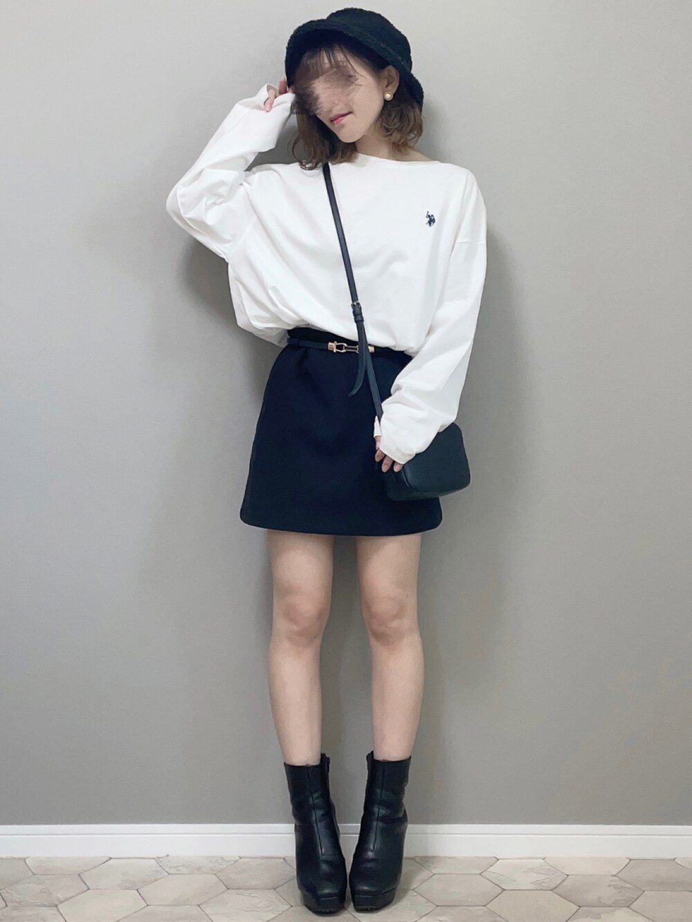 ホワイト系のベスト、ブラック系のブーツ、ブラック系のショルダーバッグを着用したレディースの夏コーディネートの3枚目の写真