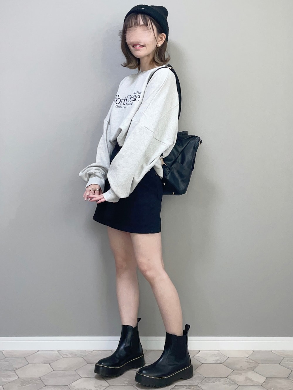 「秋服まるっと大公開、秋のコーデ、シンプル、スウェット、ブーツ、プチプラ、低身長、カジュアルコーデ、モノトーンコーデ、ニット帽、秋コーデ」｜「Ungridの【WEB限定】刺繍ロゴルーズスウェット（スウェット、グレー系）」を使った、ERIKAさん（レディース・152cm）の秋コーディネートの3枚目の写真