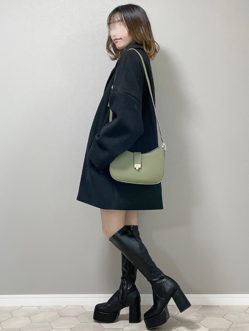 ブラック系のブーツを着用したレディースの秋コーディネートの3枚目の写真