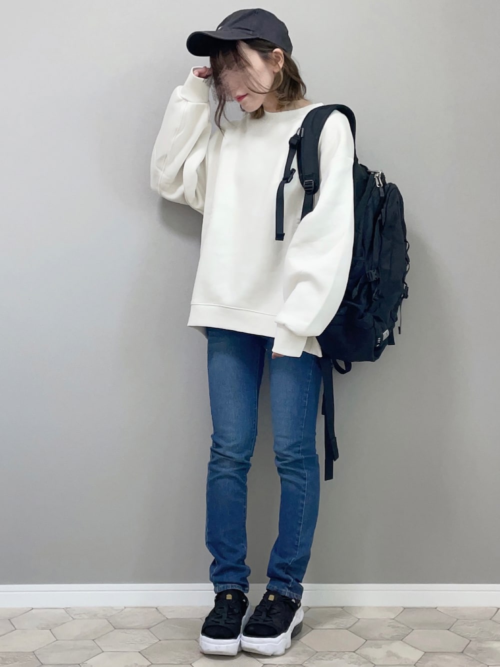 ブラック系のサンダル、ブラック系のバックパック/リュック、ベージュ系のスウェットを着用したレディースの秋コーディネートの2枚目の写真