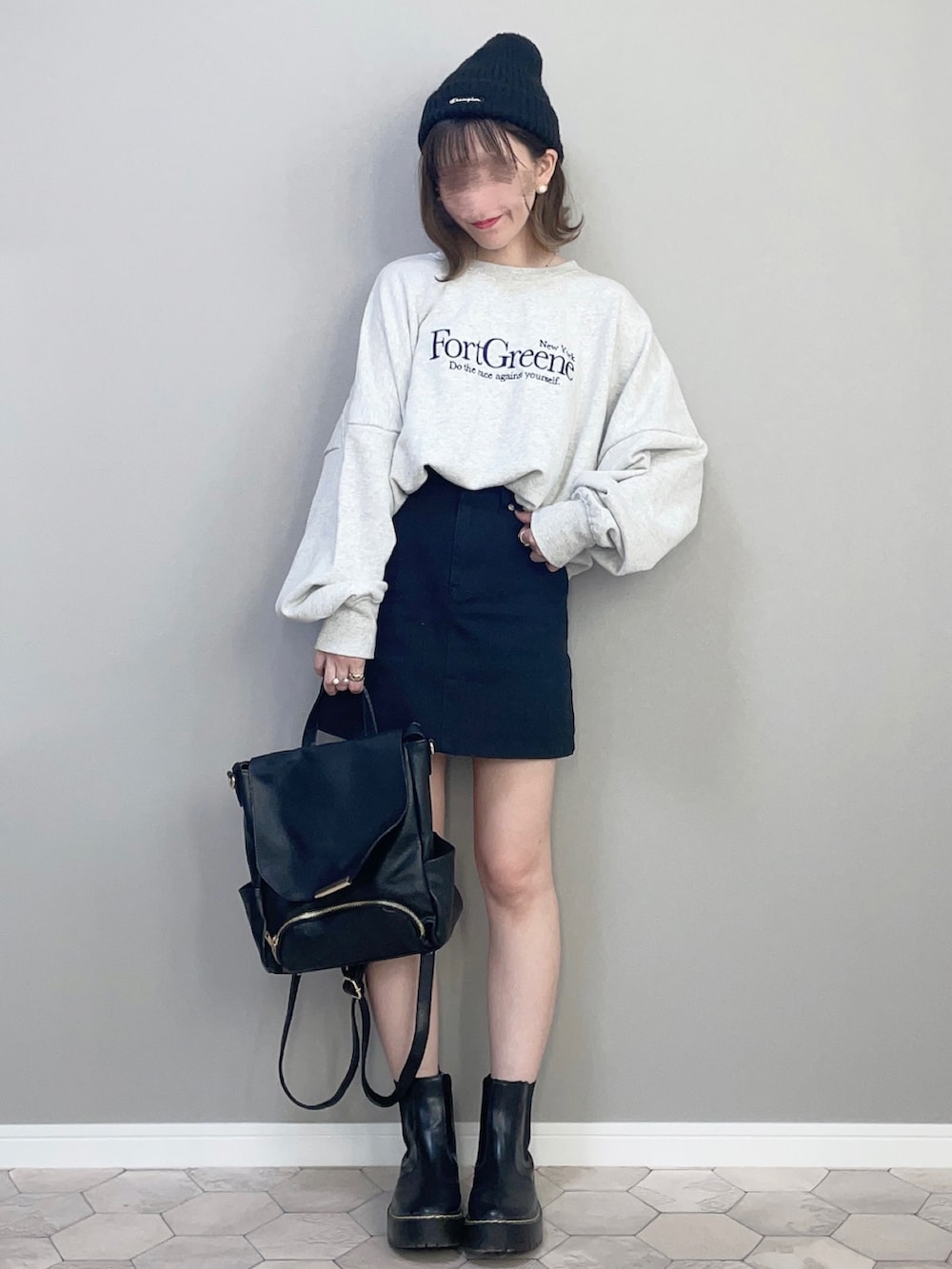 「秋服まるっと大公開、秋のコーデ、シンプル、スウェット、ブーツ、プチプラ、低身長、カジュアルコーデ、モノトーンコーデ、ニット帽、秋コーデ」｜「Ungridの【WEB限定】刺繍ロゴルーズスウェット（スウェット、グレー系）」を使った、ERIKAさん（レディース・152cm）の秋コーディネートの2枚目の写真