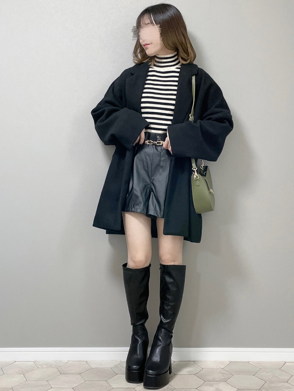 ブラック系のブーツを着用したレディースの秋コーディネートの2枚目の写真