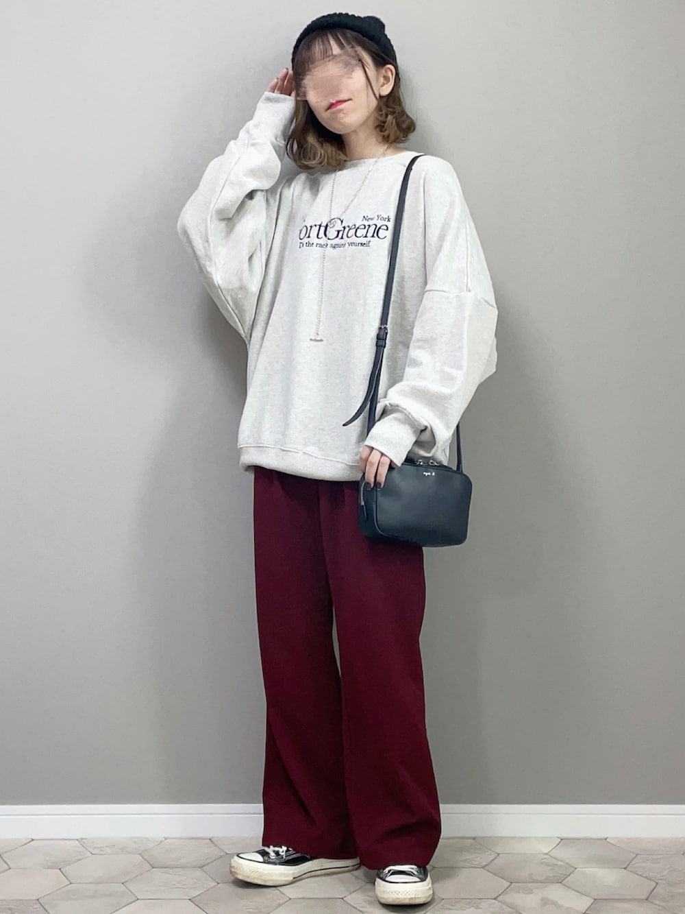 グレー系のスウェット、ブラック系のショルダーバッグを着用したレディースの秋コーディネートの3枚目の写真