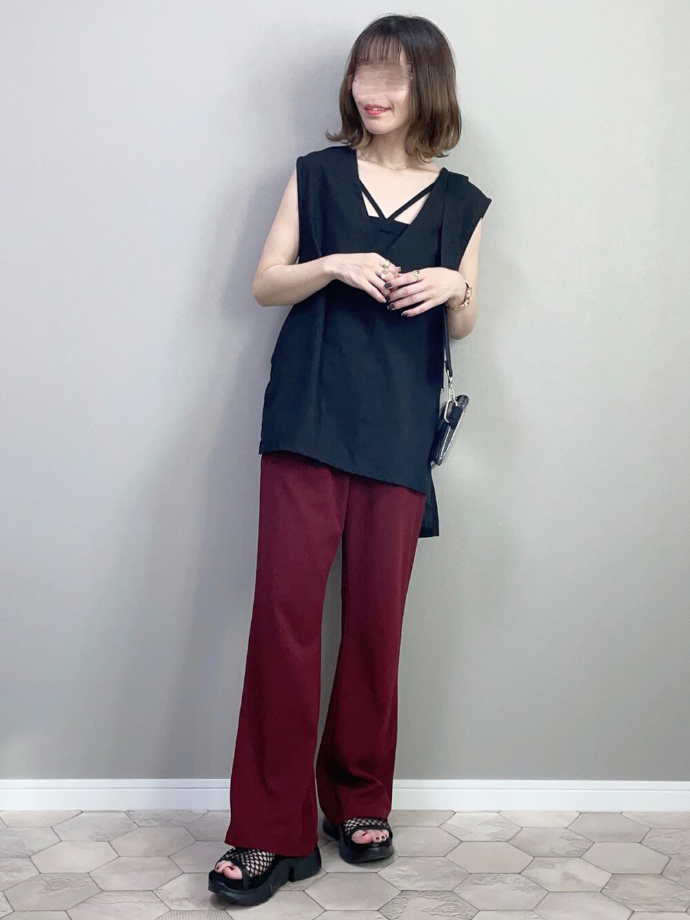 その他のショルダーバッグを着用したレディースの夏コーディネートの2枚目の写真