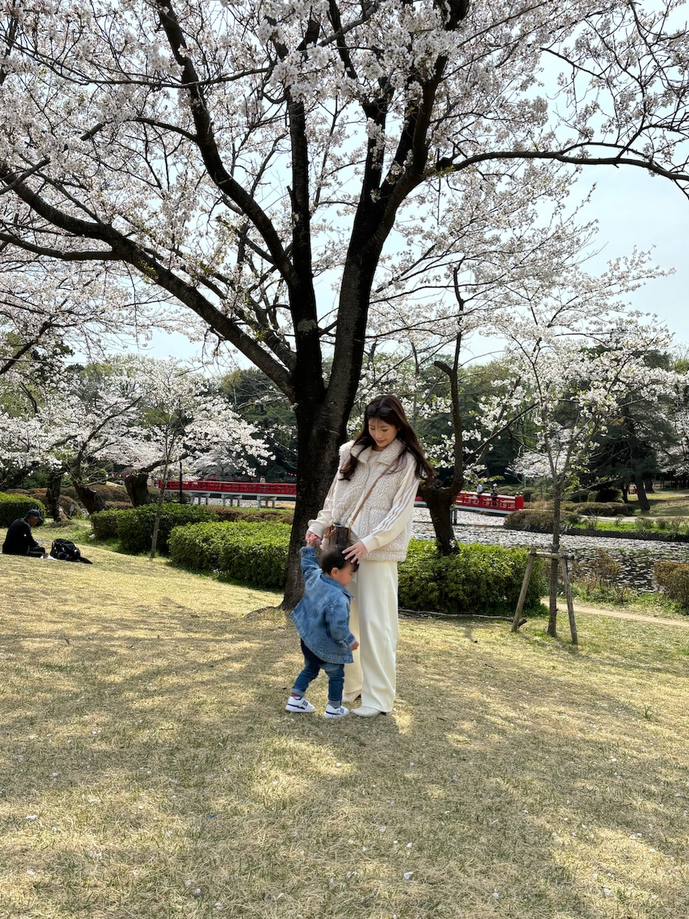 「公園、GU、adidas、スウェット、ホワイトコーデ、ワントーンコーデ、H&M、デニムジャケット、デニムパンツ、春服、大人カジュアルコーデ、ママコーデ、ママファッション、プチプラ、パンツコーデ」｜「adidasのエッセンシャルズ プラス スリーストライプス フレンチテリー クルーネックスウェットシャツ / トレーナー / アディダス adidas（スウェット、ホワイト系）」を使った、M♡さん（レディース・157cm）の春コーディネートの2枚目の写真