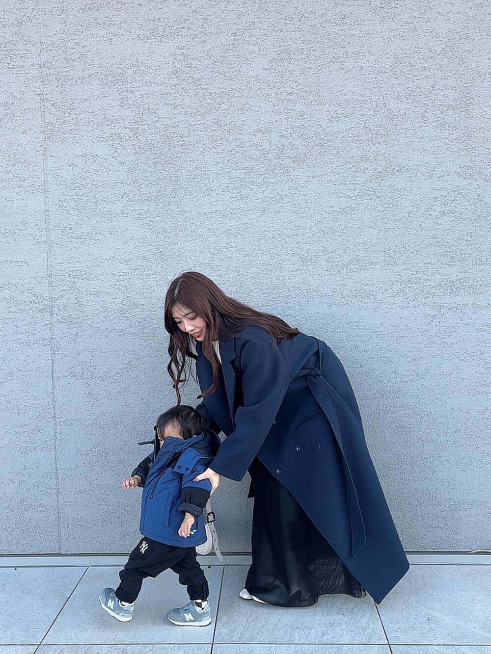 「今日のコーデ、プチプラ、stylemixer、大人カジュアルコーデ、ママコーデ、ママファッション、GU、UNIQLO、ネイビー、チュールスカート、New Balance、リンクコーデ、親子コーデ、ロングコート、オトナカジュアル」｜「NEW BALANCEの《New Balance》NW515（スニーカー、グレー系）」を使った、M♡さん（レディース・157cm）の春コーディネートの3枚目の写真