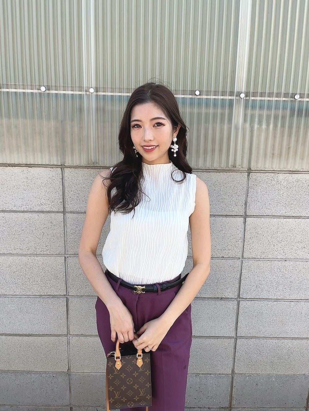 「オトナ女子、秋コーデ、大人コーデ、秋、ブラウス、キレイめ、プチプラ、CELINE、カラーパンツ、ミニバッグ、パンツコーデ、dholic、きれいめカジュアル、シアーシャツ、shein」｜「DHOLICのスリムスラックス（スラックス、パープル系）」を使った、M♡さん（レディース・157cm）の秋コーディネートの2枚目の写真