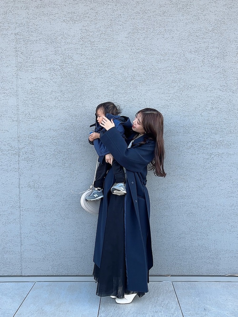 「今日のコーデ、プチプラ、stylemixer、大人カジュアルコーデ、ママコーデ、ママファッション、GU、UNIQLO、ネイビー、チュールスカート、New Balance、リンクコーデ、親子コーデ、ロングコート、オトナカジュアル」｜「NEW BALANCEの《New Balance》NW515（スニーカー、グレー系）」を使った、M♡さん（レディース・157cm）の春コーディネートの2枚目の写真