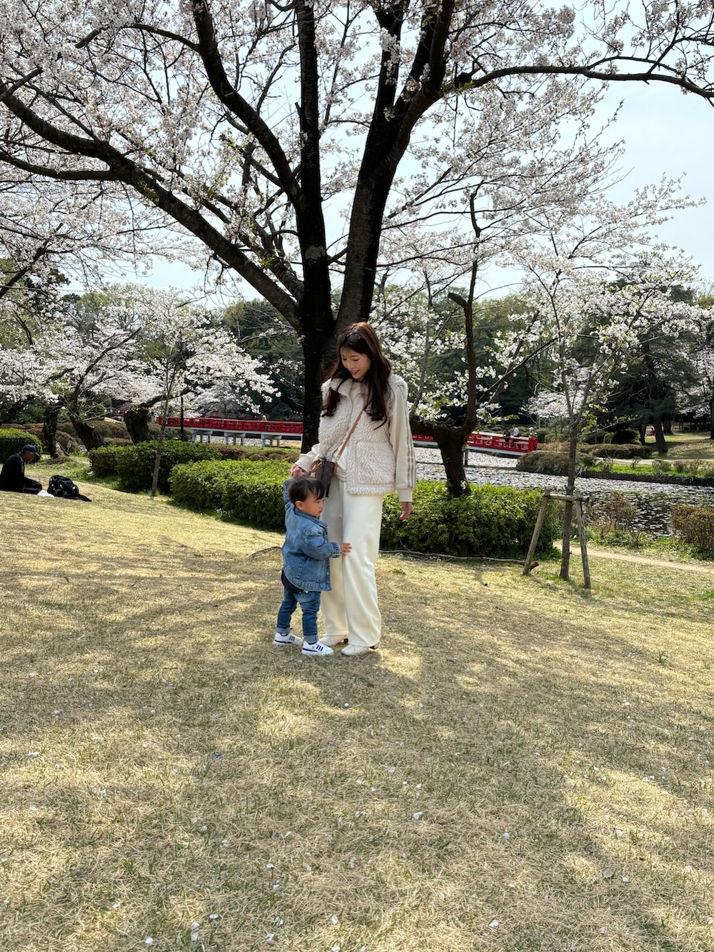 「公園、GU、adidas、スウェット、ホワイトコーデ、ワントーンコーデ、H&M、デニムジャケット、デニムパンツ、春服、大人カジュアルコーデ、ママコーデ、ママファッション、プチプラ、パンツコーデ」｜「adidasのエッセンシャルズ プラス スリーストライプス フレンチテリー クルーネックスウェットシャツ / トレーナー / アディダス adidas（スウェット、ホワイト系）」を使った、M♡さん（レディース・157cm）の春コーディネートの3枚目の写真