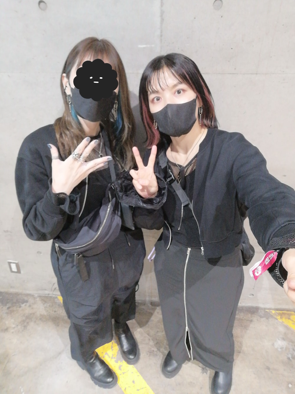 ブラック系のボディバッグ/ウエストポーチ、ブラック系のブーツ、ブラック系のタンクトップを着用したレディースの秋コーディネートの2枚目の写真