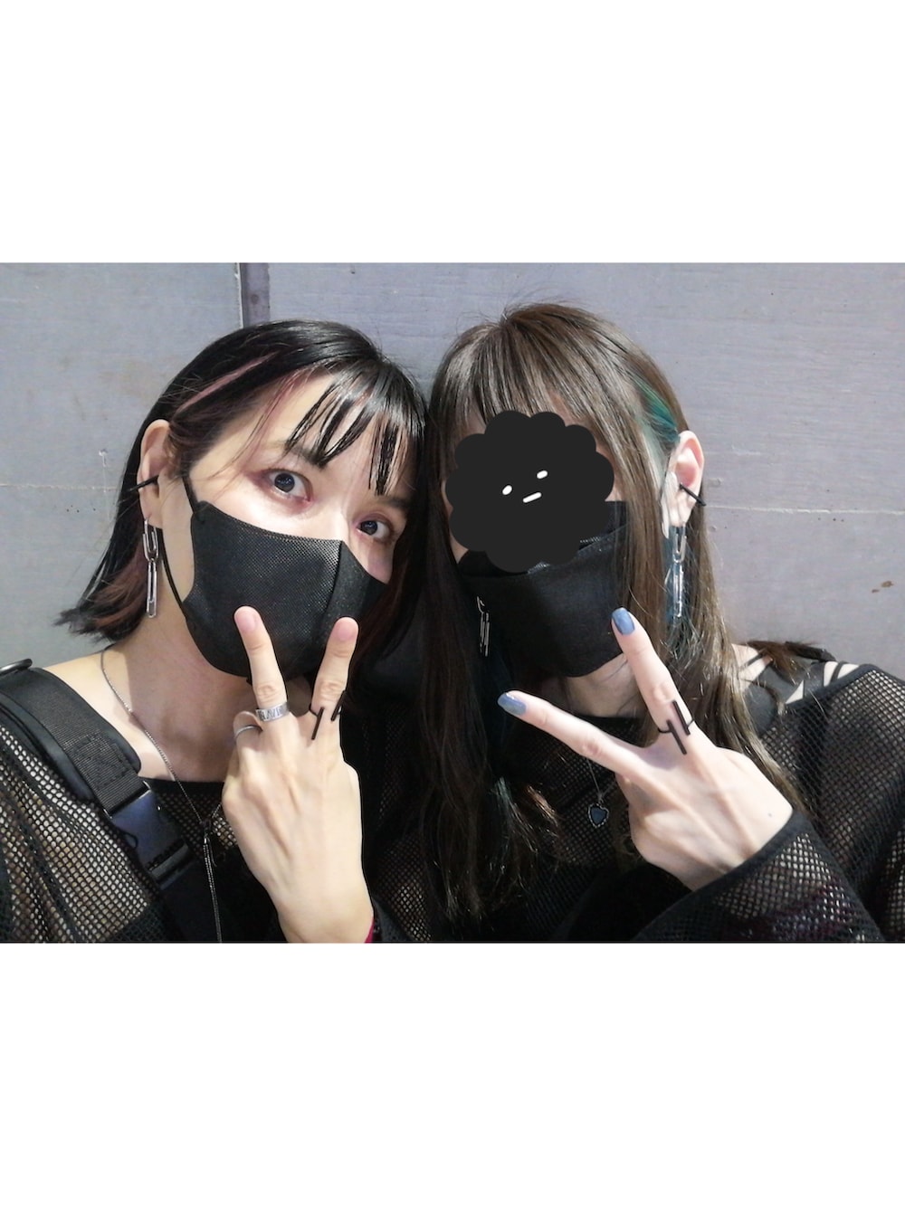 ブラック系のボディバッグ/ウエストポーチ、ブラック系のブーツ、ブラック系のタンクトップを着用したレディースの秋コーディネートの3枚目の写真