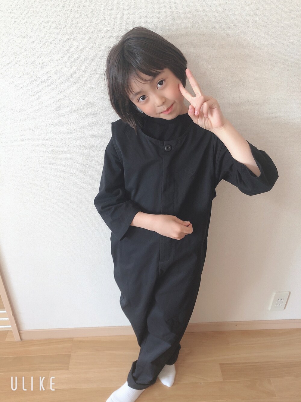 ブラック系のサロペット/オーバーオール、ブラック系のTシャツ/カットソーを着用したキッズの春コーディネートの2枚目の写真