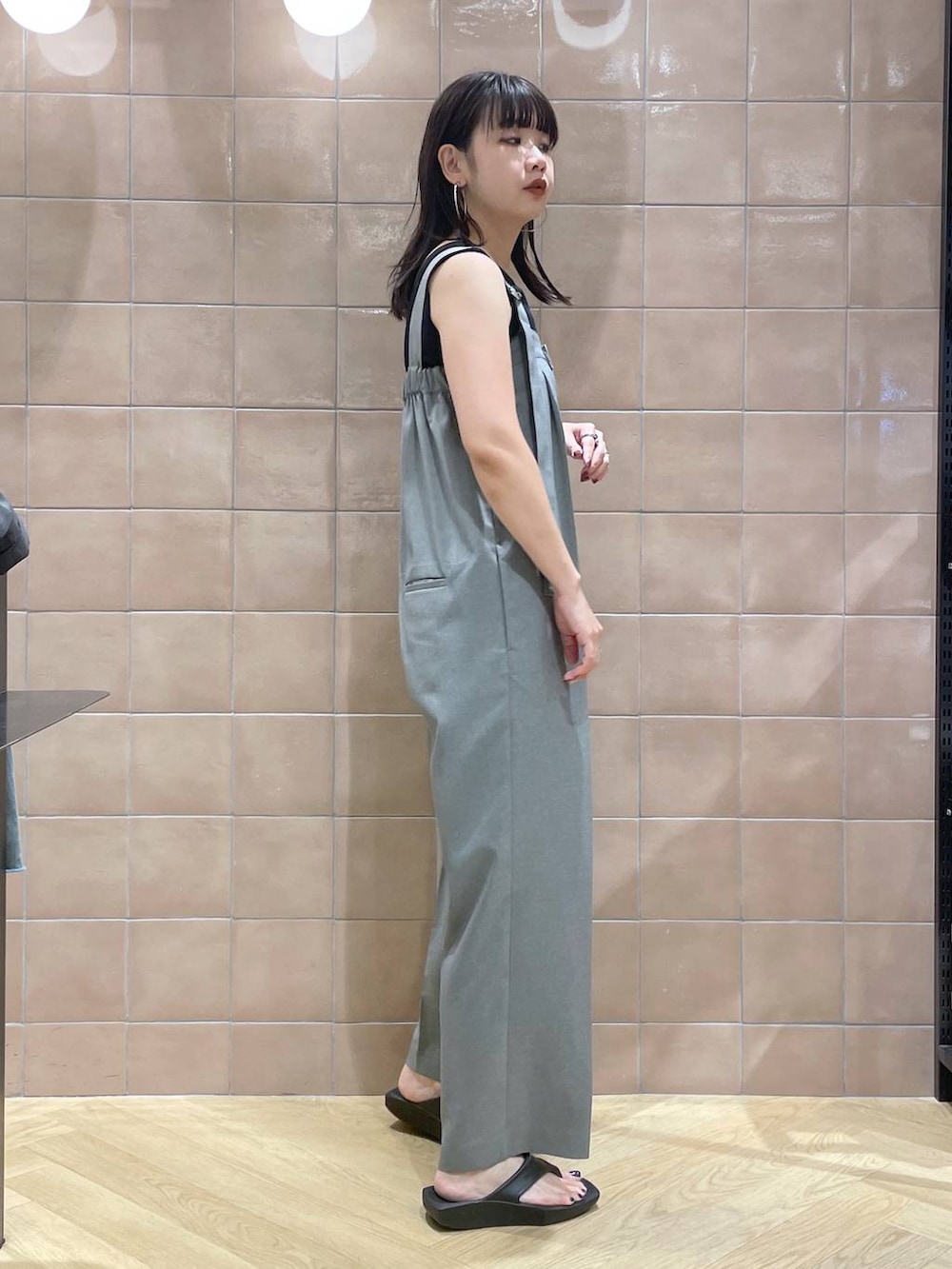 「サロペット、体型カバー、着痩せ・細見え、カジュアル、ママコーデ、夏コーデ、SNAP_apart by lowrys、骨格ウェーブ、高身長、apart by lowrys、タンクトップ、サンダル」｜「A part byの2WAYニット_ノースリーブ（タンクトップ、ブラック系）」を使った、yoshiさん（レディース・164cm）の春コーディネートの3枚目の写真