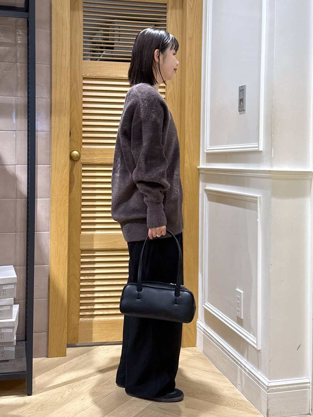 「体型カバー、着痩せ・細見え、カジュアル、ママコーデ、冬コーデ、SNAP_apart by lowrys、骨格ウェーブ、高身長、apart by lowrys、e/rm、ニット、カーディガン、ロンT、ワイドパンツ、スラックス」｜「A part byのラメリブシアー_長袖（Tシャツ/カットソー、ホワイト系）」を使った、yoshiさん（レディース・164cm）の冬コーディネートの2枚目の写真