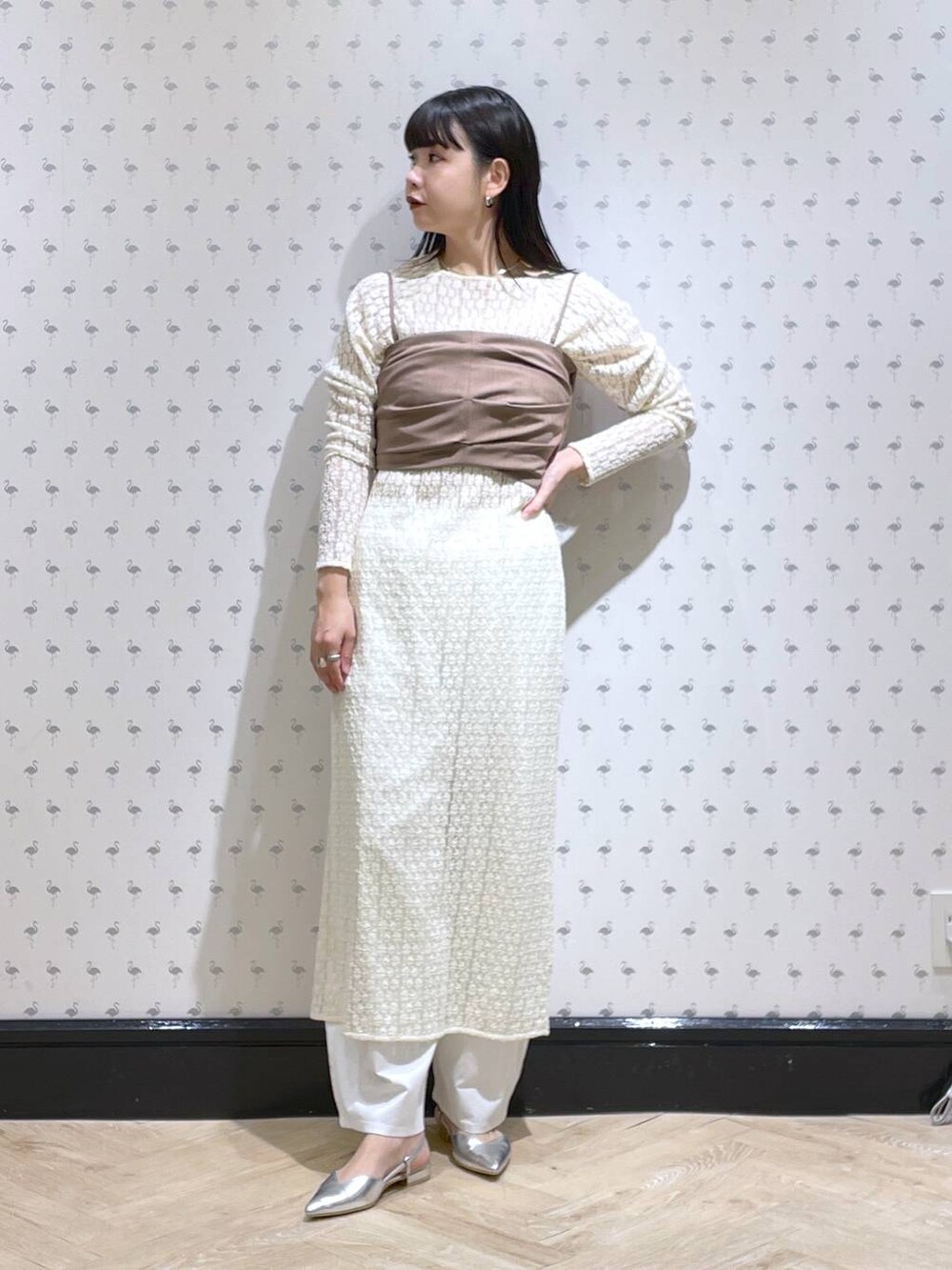 ホワイト系のキャミソール、ホワイト系のその他パンツ、シルバー系のパンプスを着用したレディースの春コーディネートの4枚目の写真