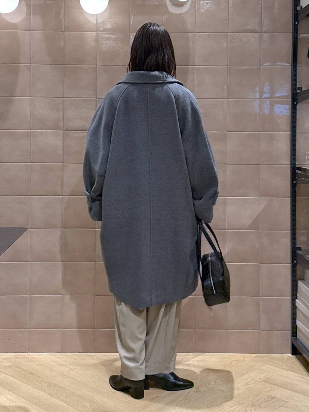 「ワイドパンツ、体型カバー、着痩せ・細見え、カジュアル、ママコーデ、冬コーデ、SNAP_apart by lowrys、骨格ウェーブ、高身長、apart by lowrys、コート、ロングコート、冬アウター、ロンT、ニット」｜「A part byのCNラクーンコン2WAYニット（ニット/セーター、ブルー系）」を使った、yoshiさん（レディース・164cm）の冬コーディネートの3枚目の写真