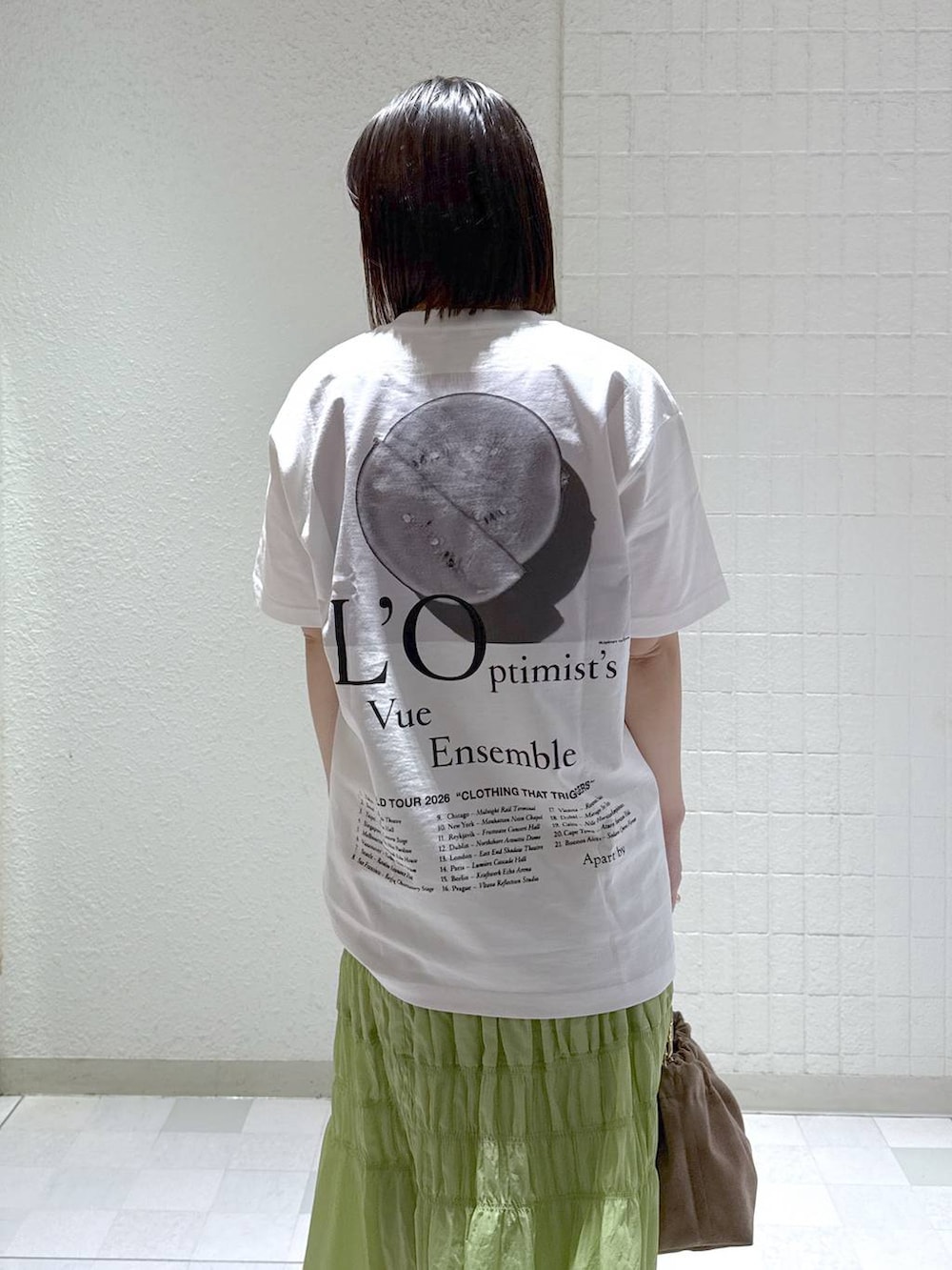 ベージュ系のショルダーバッグ、グリーン系のスカート、ブラック系のその他シューズを着用したレディースの冬コーディネートの8枚目の写真