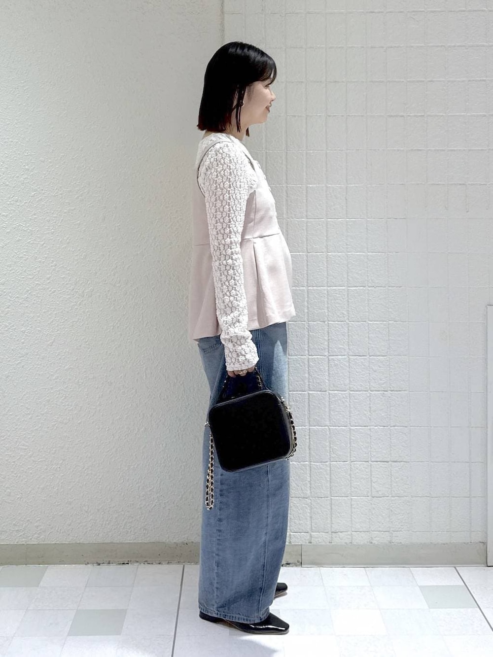 ブルー系のデニムパンツ、ホワイト系のTシャツ/カットソー、ピンク系のベストを着用したレディースの春コーディネートの2枚目の写真