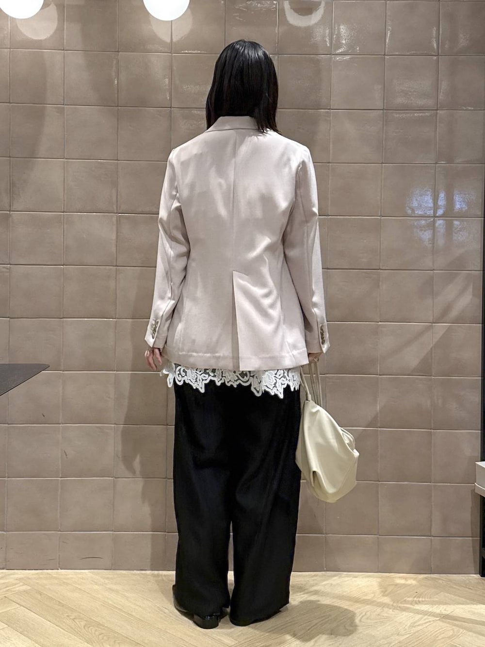 ブラック系のその他パンツ、ホワイト系のキャミソール、ブラック系のパンプスを着用したレディースの春コーディネートの3枚目の写真