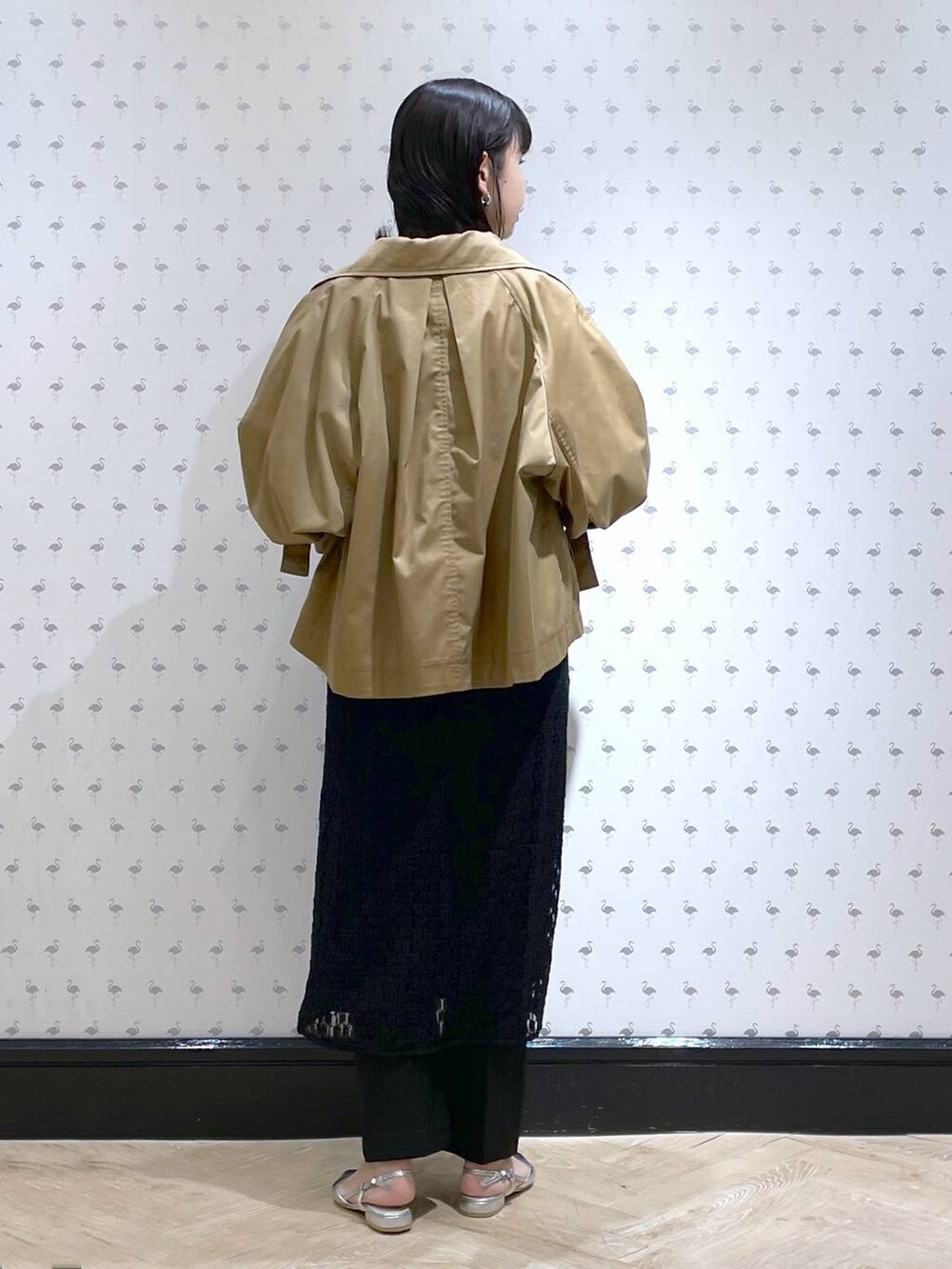 ブラック系のその他パンツ、ブラウン系のトレンチコート、シルバー系のパンプスを着用したレディースの冬コーディネートの4枚目の写真