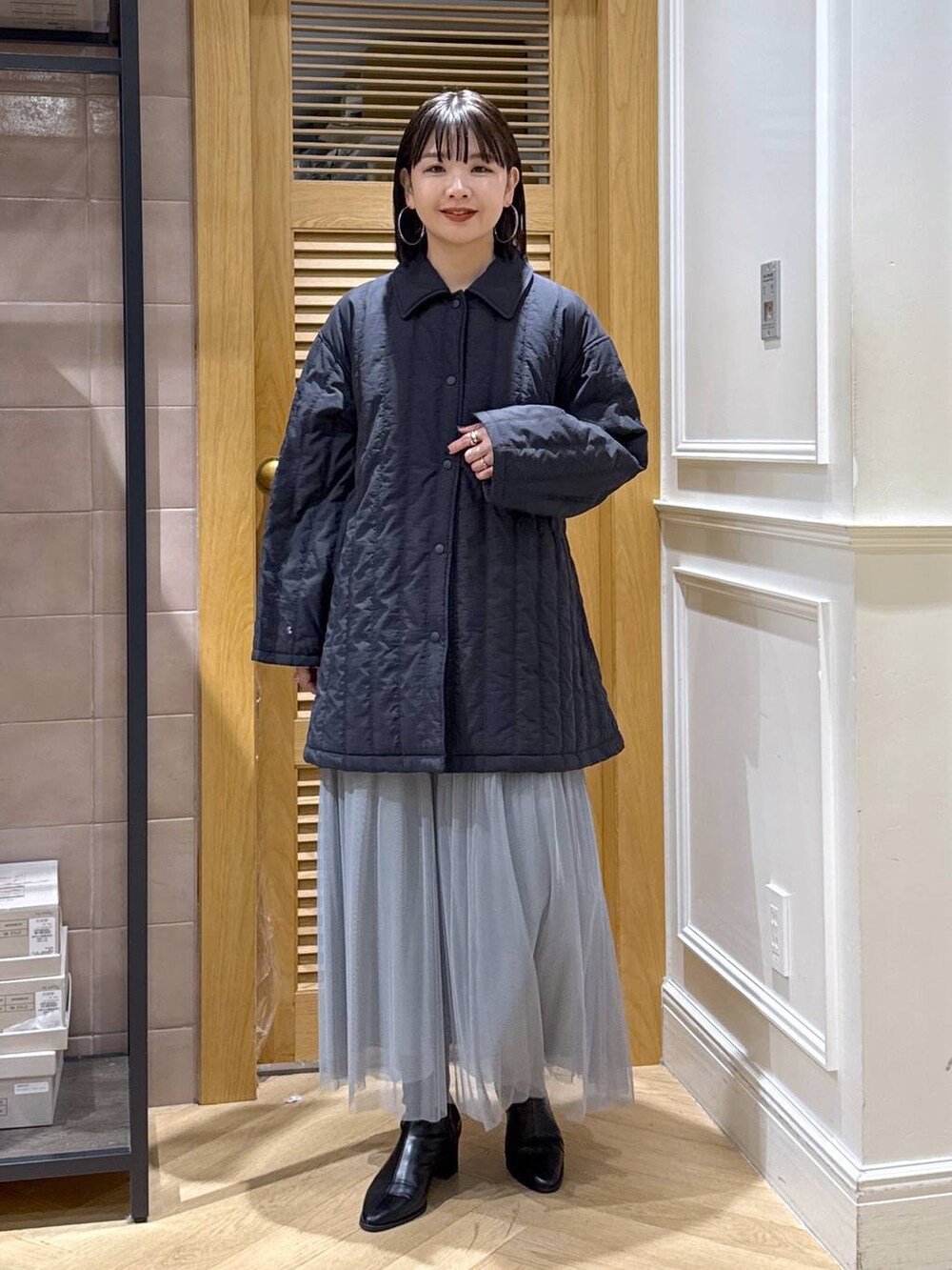 「体型カバー、着痩せ・細見え、カジュアル、ママコーデ、冬コーデ、SNAP_apart by lowrys、骨格ウェーブ、高身長、apart by lowrys、エアサーマル、冬アウター、チュールスカート、セールミックスコーデ_apart by lowrys、ショートブーツ」｜「A part byのラメチュールプリーツスカート（スカート、グレー系）」を使った、yoshiさん（レディース・164cm）の冬コーディネートの3枚目の写真