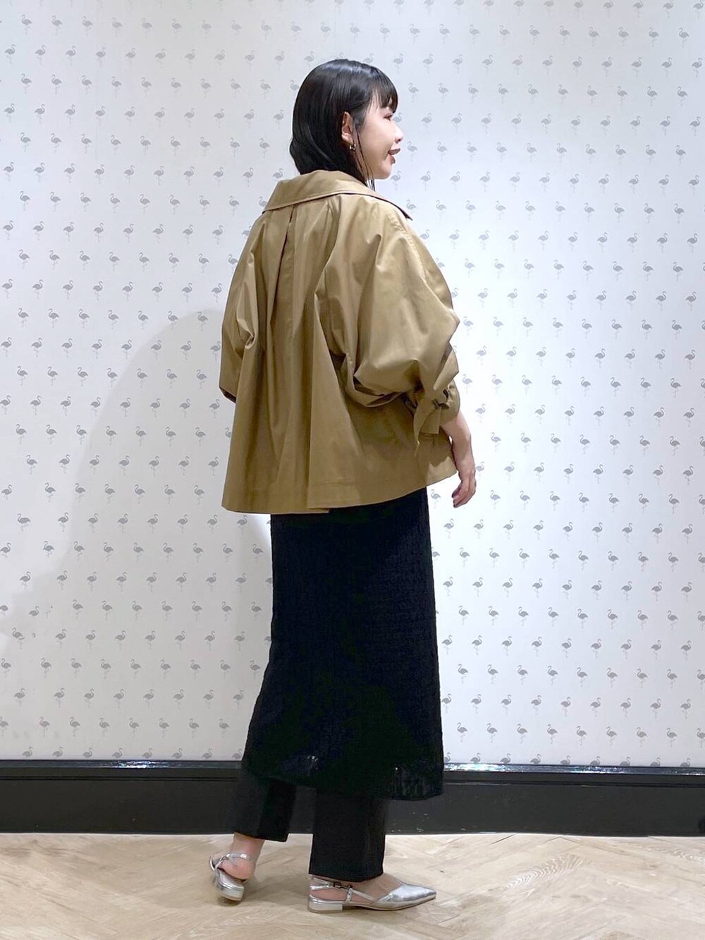 ブラック系のその他パンツ、ブラウン系のトレンチコート、シルバー系のパンプスを着用したレディースの冬コーディネートの3枚目の写真