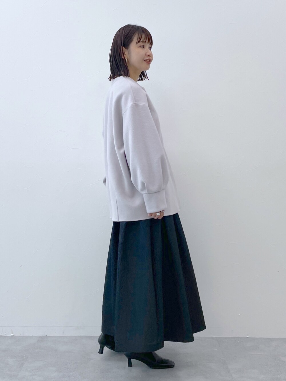 「大人カジュアル、オトナ女子、スカートスタイル、大人女子、きれいめ、おでかけコーデ、高身長女子、オフィスカジュアル、冬コーデ、30代コーデ、骨格ウェーブ、ママコーデ、apartbylowrys、ノーカラーコート、デート」｜「A part byのcasheepノーカラーコート（ノーカラーコート、グレー系）」を使った、yoshiさん（レディース・164cm）の夏コーディネートの2枚目の写真