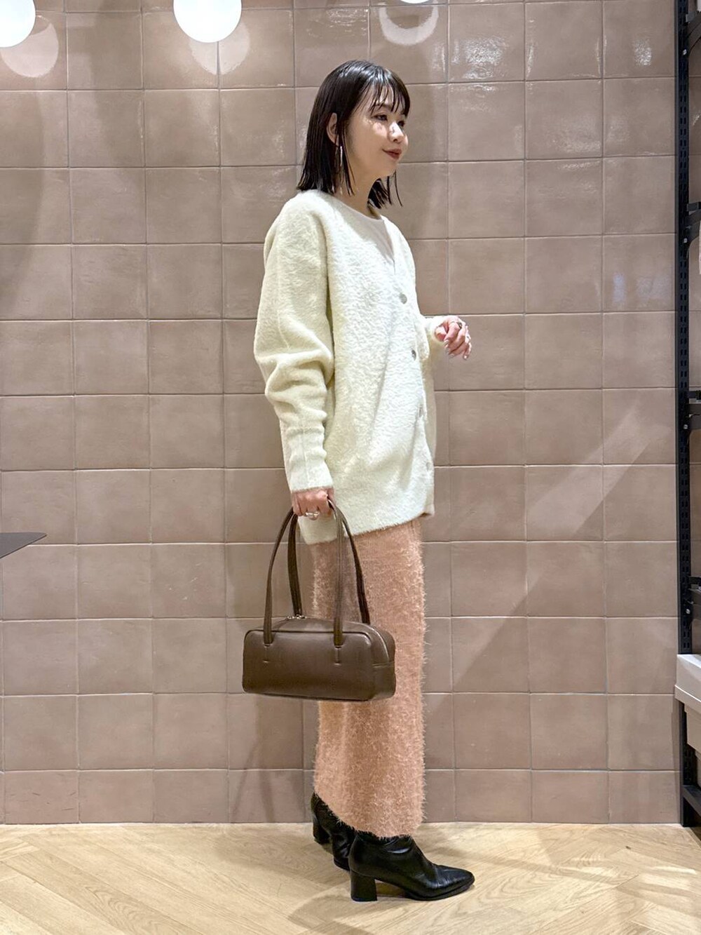 「体型カバー、着痩せ・細見え、カジュアル、ママコーデ、冬コーデ、SNAP_apart by lowrys、骨格ウェーブ、高身長、apart by lowrys、ロンT、ニット、カーディガン、e/rm、ロングスカート、バッグ」｜「A part byのソフトストレッチショートブーツ（ブーツ、ブラック系）」を使った、yoshiさん（レディース・164cm）の冬コーディネートの2枚目の写真