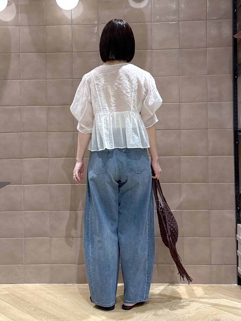 「体型カバー、着痩せ・細見え、カジュアル、ママコーデ、春コーデ、SNAP_apart by lowrys、骨格ウェーブ、高身長、apart by lowrys、ブラウス、シアートップス、カップ付きインナー、デニムパンツ、サンダル、夏のお手入れらくらくワイドパンツ_studio CLIP」｜「A part byのApbコクーンデニムパンツ（デニムパンツ、ブルー系）」を使った、yoshiさん（レディース・164cm）の春コーディネートの4枚目の写真
