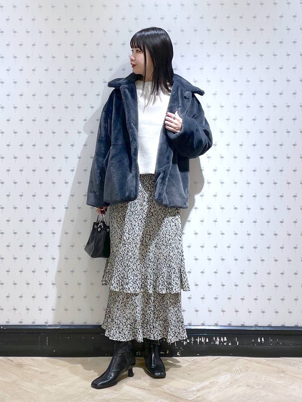 「体型カバー、着痩せ・細見え、カジュアル、ママコーデ、冬コーデ、SNAP_apart by lowrys、きれいめ、高身長、apart by lowrys、e/rm、コート、ジャケット、ニット、ロングスカート、スカート」｜「A part byのホソプリーツティアードスカート（スカート、ベージュ系）」を使った、yoshiさん（レディース・164cm）の冬コーディネートの4枚目の写真