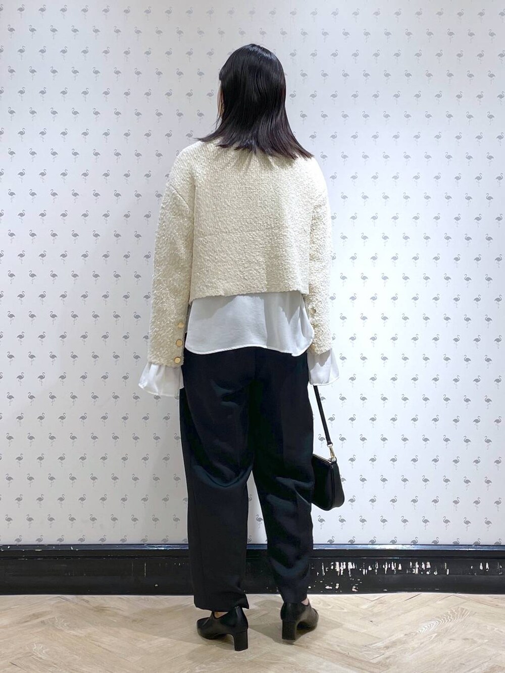 ベージュ系のカーディガン/ボレロ、ブラック系のショルダーバッグ、ブラック系のパンプスを着用したレディースの冬コーディネートの4枚目の写真