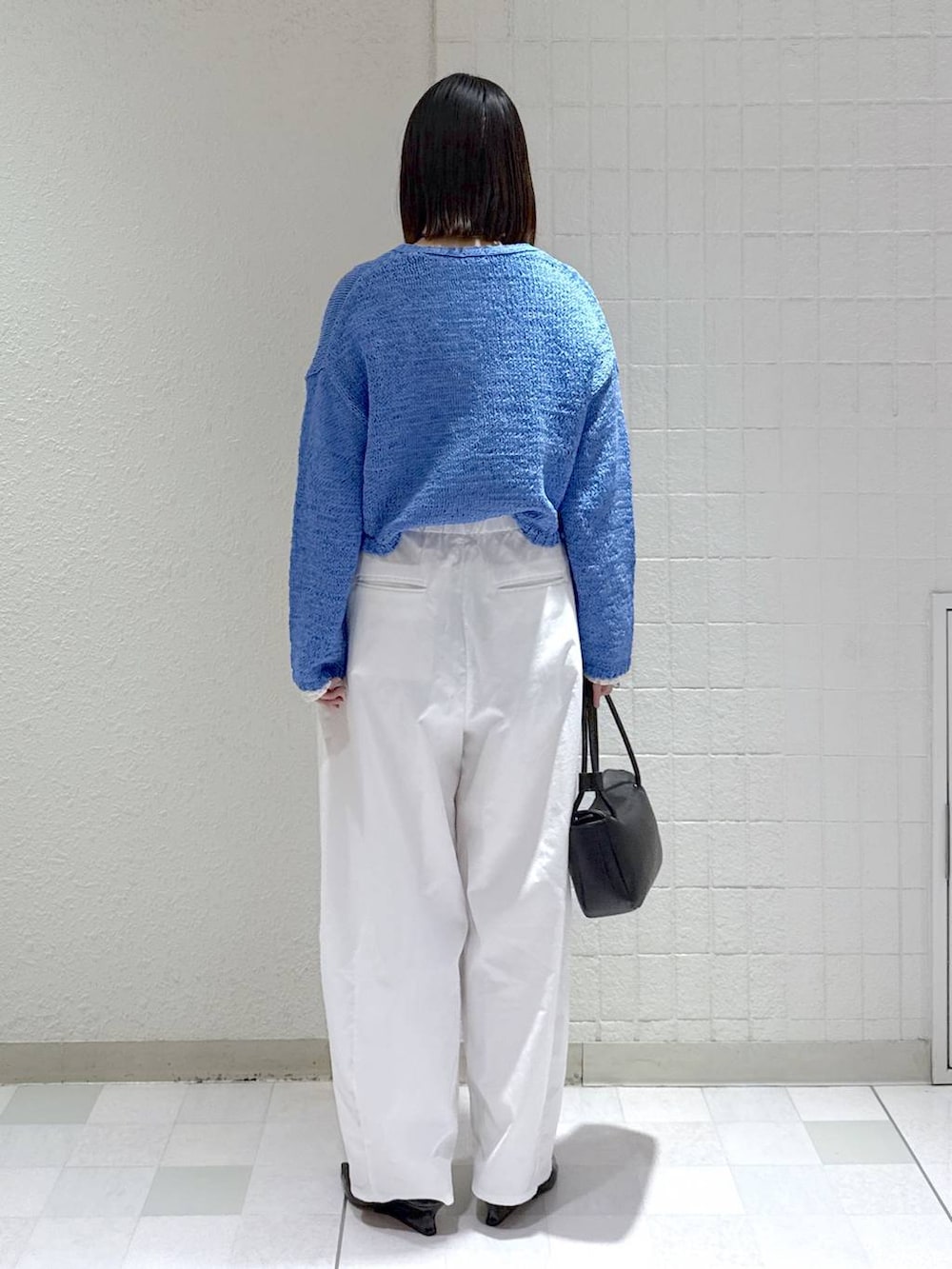 ホワイト系のTシャツ/カットソー、ブラック系のショルダーバッグ、ブルー系のカーディガン/ボレロを着用したレディースの春コーディネートの4枚目の写真