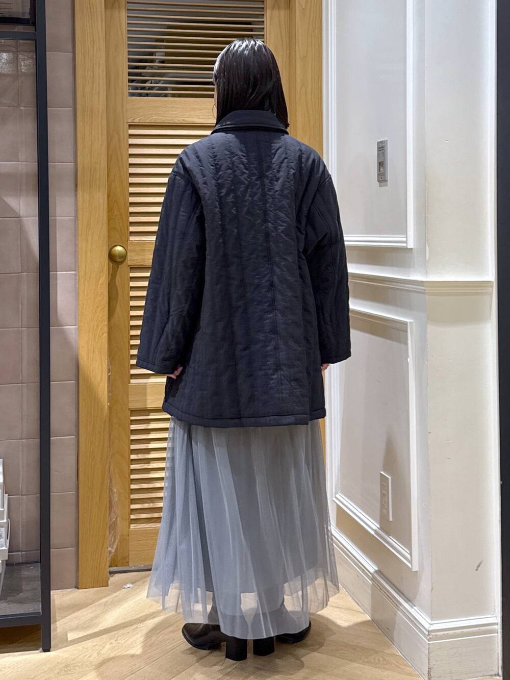 「体型カバー、着痩せ・細見え、カジュアル、ママコーデ、冬コーデ、SNAP_apart by lowrys、骨格ウェーブ、高身長、apart by lowrys、エアサーマル、冬アウター、チュールスカート、セールミックスコーデ_apart by lowrys、ショートブーツ」｜「A part byのラメチュールプリーツスカート（スカート、グレー系）」を使った、yoshiさん（レディース・164cm）の冬コーディネートの5枚目の写真