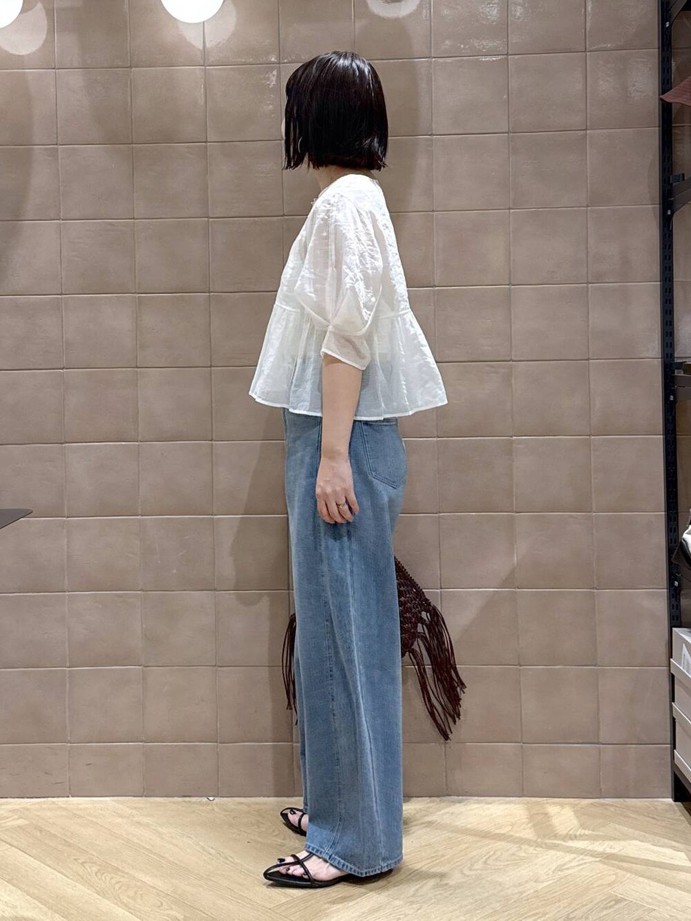「体型カバー、着痩せ・細見え、カジュアル、ママコーデ、春コーデ、SNAP_apart by lowrys、骨格ウェーブ、高身長、apart by lowrys、ブラウス、シアートップス、カップ付きインナー、デニムパンツ、サンダル、夏のお手入れらくらくワイドパンツ_studio CLIP」｜「A part byのApbコクーンデニムパンツ（デニムパンツ、ブルー系）」を使った、yoshiさん（レディース・164cm）の春コーディネートの5枚目の写真