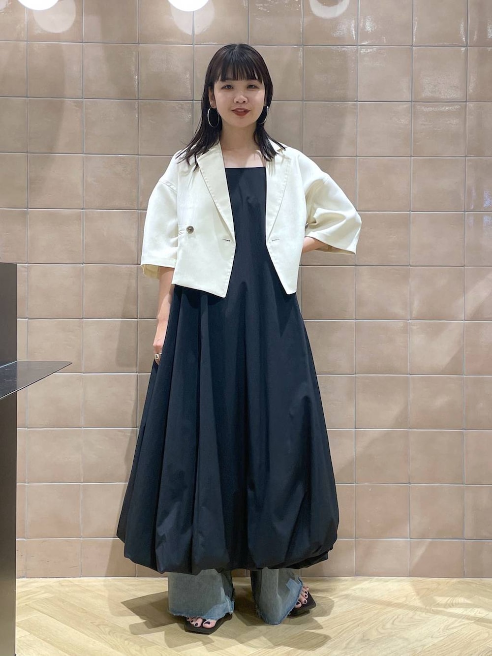 「体型カバー、着痩せ・細見え、カジュアル、ママコーデ、春コーデ、夏コーデ、SNAP_apart by lowrys、骨格ウェーブ、高身長、apart by lowrys、ジャケット、リネン・透けアイテム、ジャケットスタイル、キャミワンピース、e/rm」｜「muleboyの【セレクト】muleboy＿シャープスクエアトゥサンダル（サンダル、ブラック系）」を使った、yoshiさん（レディース・164cm）の春コーディネートの2枚目の写真