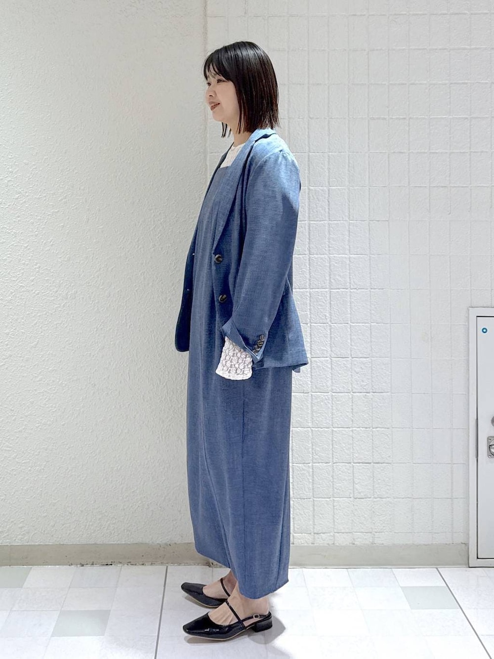 ホワイト系のTシャツ/カットソー、ブルー系のノーカラージャケット、ブルー系のワンピースを着用したレディースの春コーディネートの4枚目の写真