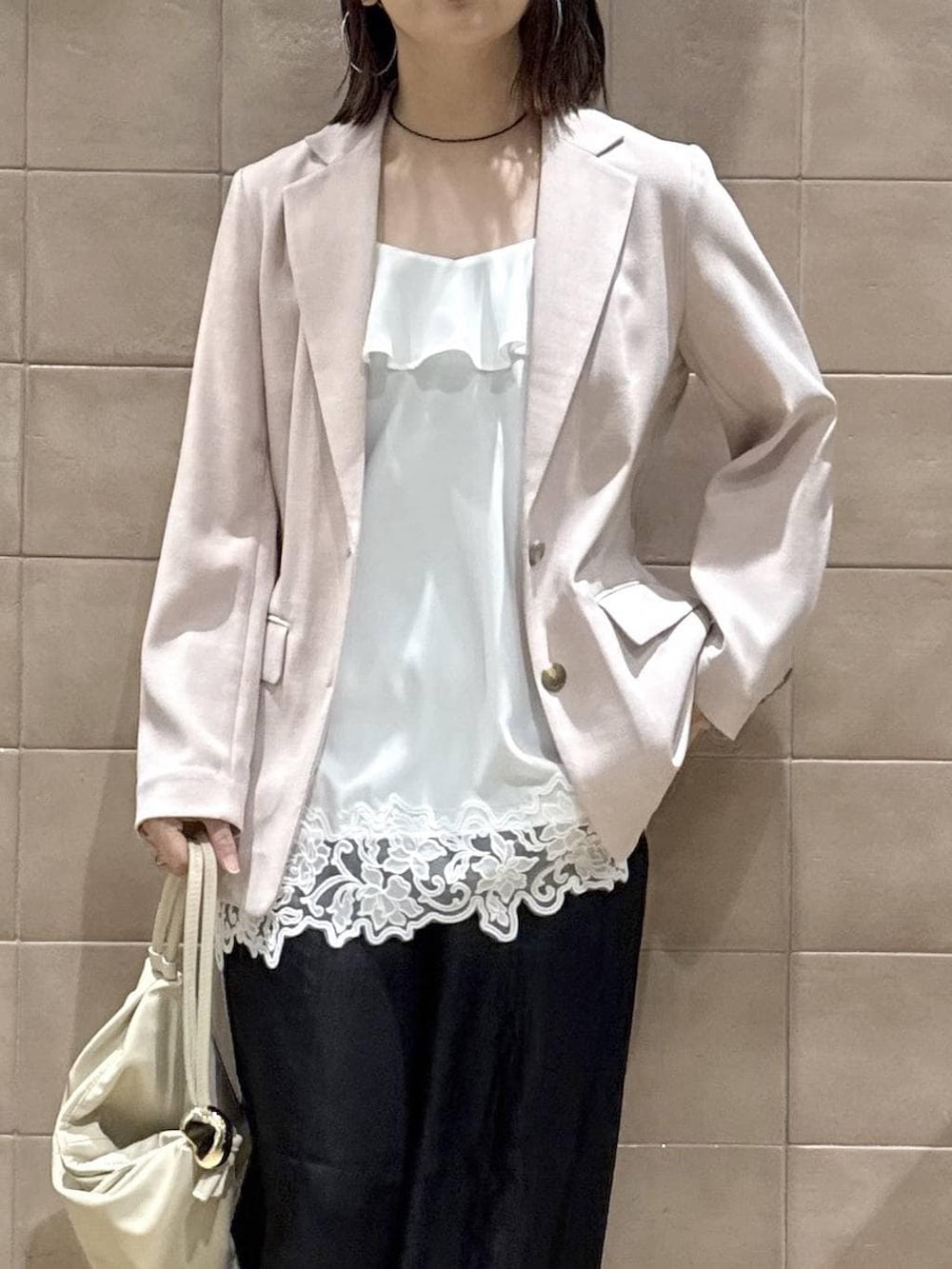 ブラック系のその他パンツ、ホワイト系のキャミソール、ブラック系のパンプスを着用したレディースの春コーディネートの5枚目の写真