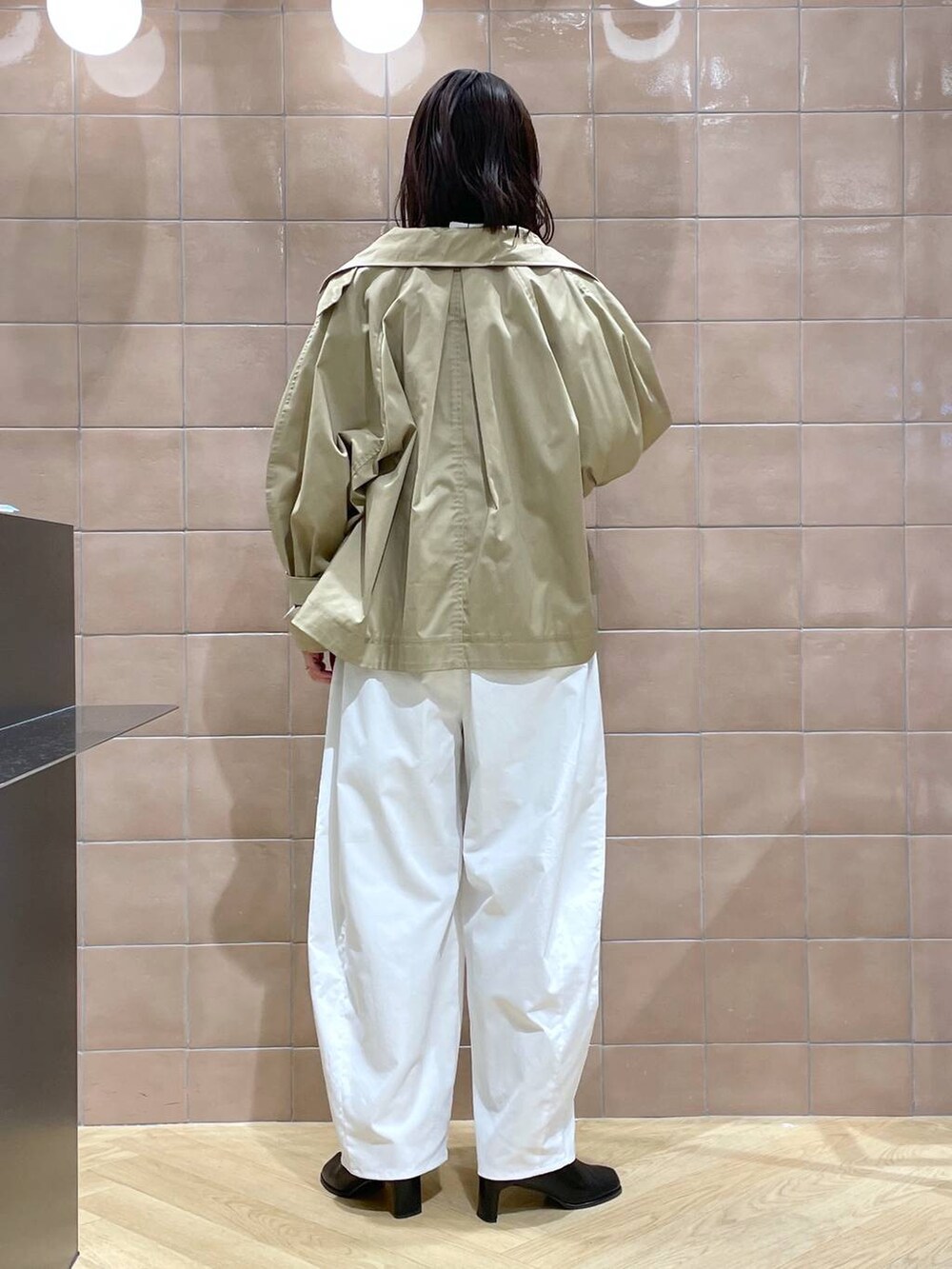 「体型カバー、着痩せ・細見え、カジュアル、ママコーデ、秋コーデ、SNAP_apart by lowrys、骨格ウェーブ、高身長、apart by lowrys、トレンチコート、カーディガン、ニット、ワイドパンツ、パンプス、秋冬新作」｜「A part byのタイトショートカーディガン（カーディガン/ボレロ、ブラック系）」を使った、yoshiさん（レディース・164cm）の秋コーディネートの3枚目の写真