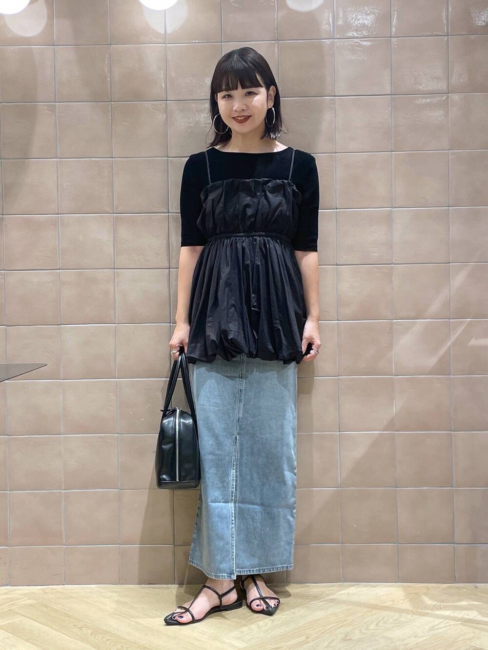 「体型カバー、着痩せ・細見え、カジュアル、ママコーデ、SNAP_apart by lowrys、骨格ウェーブ、高身長、apart by lowrys、ロングヘア、キャミソール、スカート、ロングスカート、バッグ、夏コーデ、サンダル」｜「A part byのペプラムバルンキャミソール（シャツ/ブラウス、ブラック系）」を使った、yoshiさん（レディース・164cm）の夏コーディネートの2枚目の写真