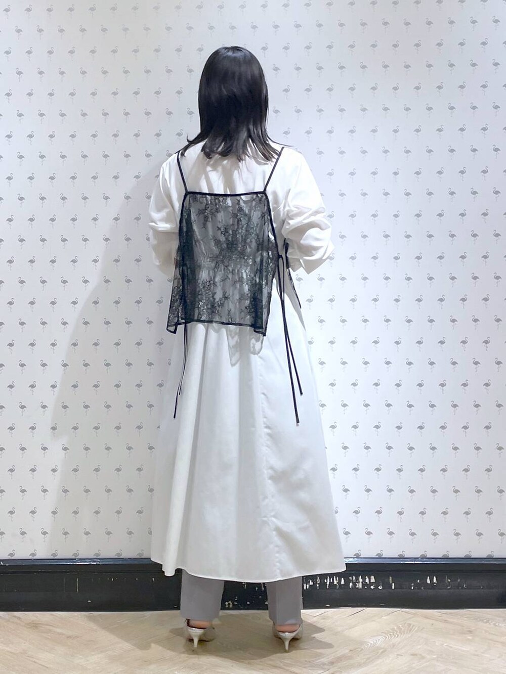 グレー系のその他パンツ、シルバー系のサンダル、ホワイト系のシャツワンピースを着用したレディースの春コーディネートの3枚目の写真