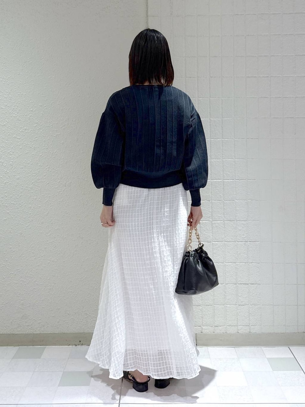 ブルー系のカーディガン/ボレロ、ブラック系のショルダーバッグ、ブラック系のパンプスを着用したレディースの春コーディネートの4枚目の写真