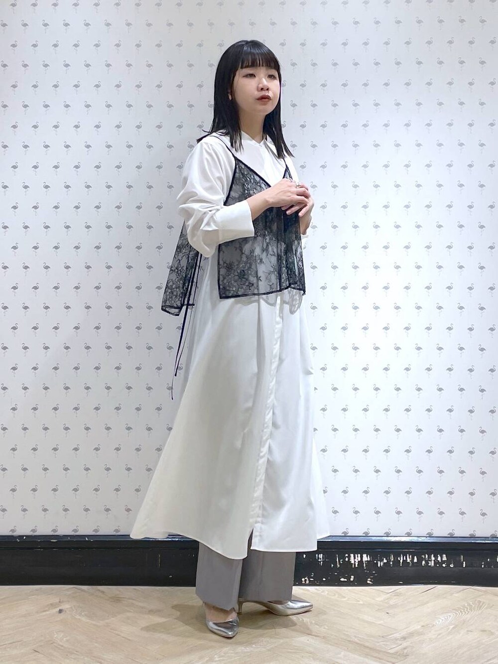 グレー系のその他パンツ、シルバー系のサンダル、ホワイト系のシャツワンピースを着用したレディースの春コーディネートの2枚目の写真