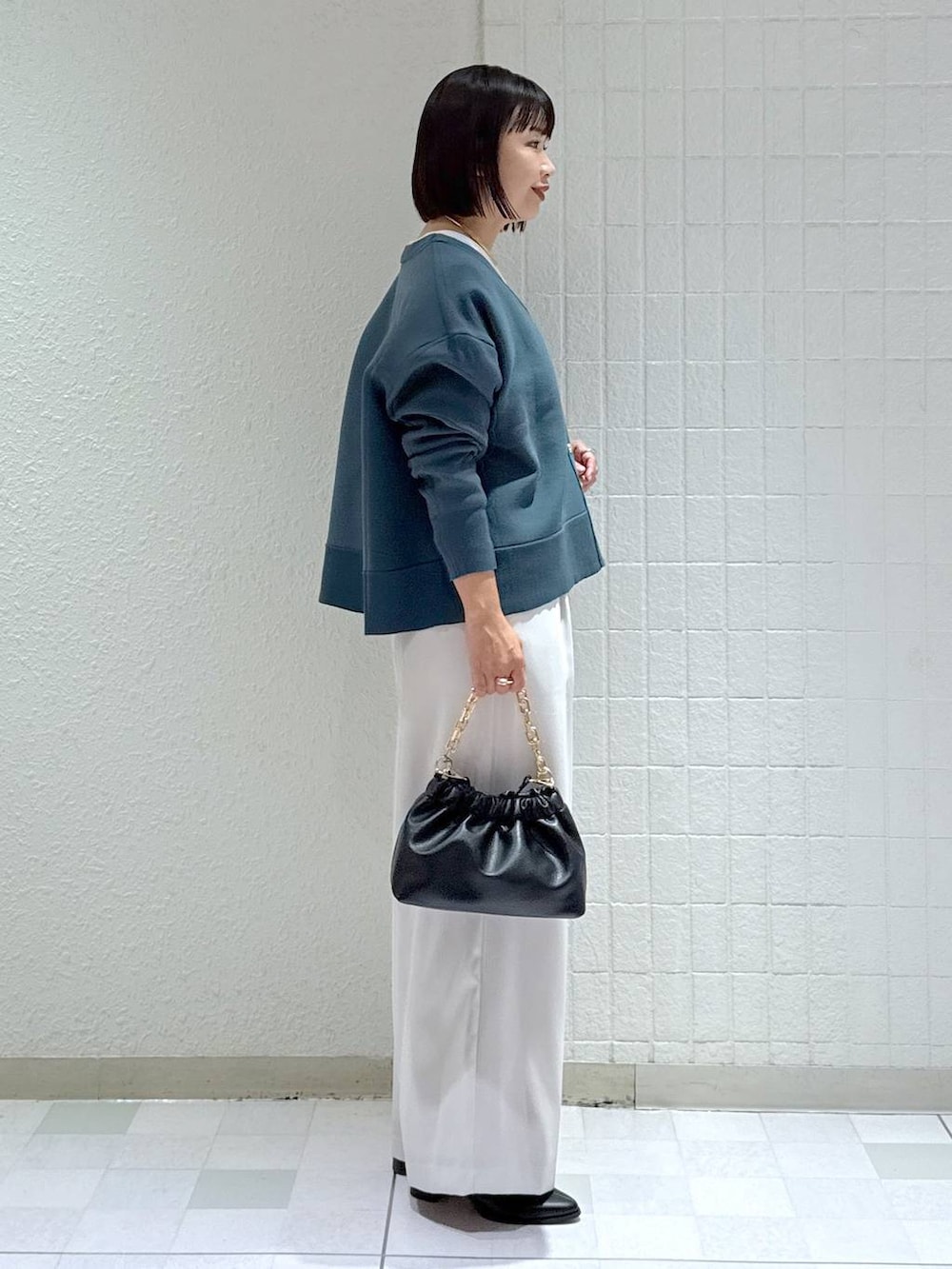 「体型カバー、着痩せ・細見え、カジュアル、ママコーデ、秋コーデ、SNAP_apart by lowrys、骨格ウェーブ、高身長、apart by lowrys、ネックレス、ロンT、カーディガン、オーバーサイズ、ワイドパンツ、ショートブーツ」｜「A part byのソフトストレッチショートブーツ（ブーツ、ブラック系）」を使った、yoshiさん（レディース・164cm）の秋コーディネートの3枚目の写真