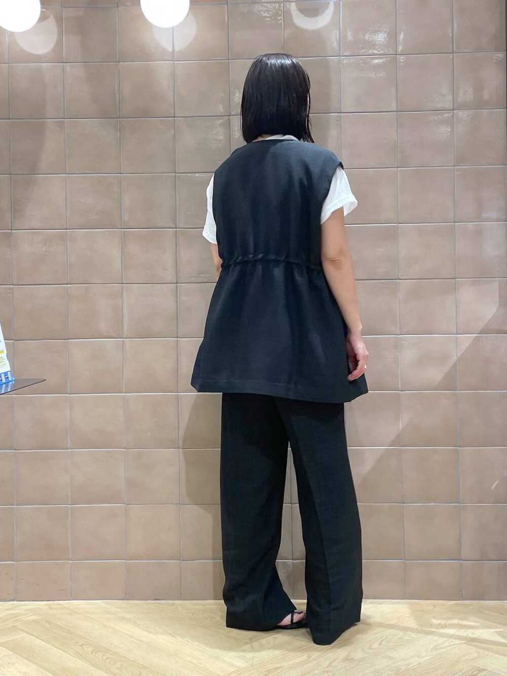 ブラック系のその他パンツ、ホワイト系のTシャツ/カットソー、ブラック系のベストを着用したレディースの夏コーディネートの3枚目の写真