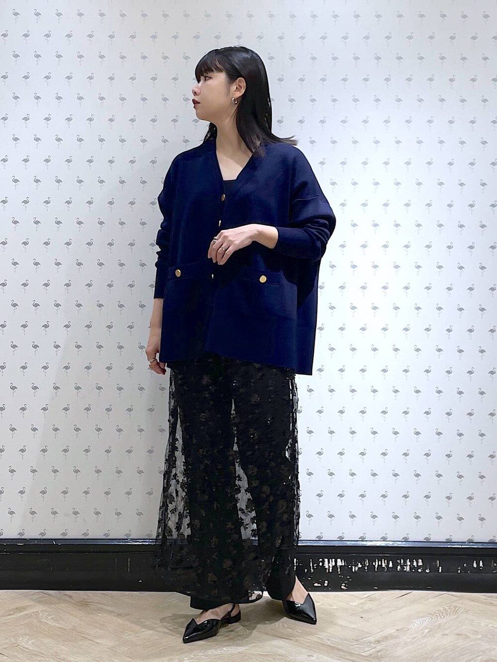 「体型カバー、着痩せ・細見え、スラックス、パンプス、きれいめ、休日コーデ、カジュアル、ママコーデ、春コーデ、SNAP_apart by lowrys、高身長、apart by lowrys、カーディガン、キャミワンピース、ワイドパンツ」｜「A part byのＣ＊ベスト＆フレアパンツセットアップ（パンツドレス、ブラック系）」を使った、yoshiさん（レディース・164cm）の冬コーディネートの5枚目の写真